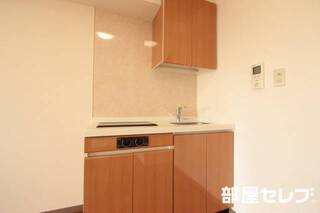 白で清潔感の高いキッチンです