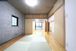 琉球畳とコンクリートがより建物のデザイン性を引き上げています。