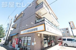 大通りに面した建物です。