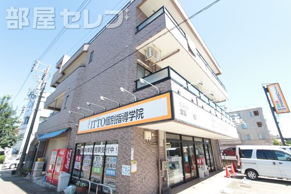 大通りに面した建物です。