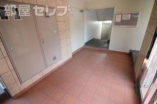 宅配ボックスがあります。