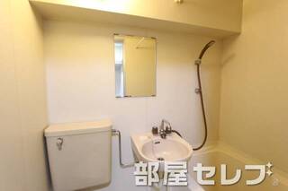 鏡付きの洗面台です。