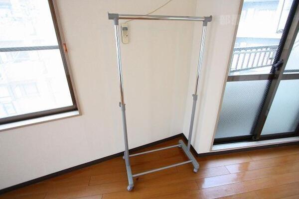 ハンガーパイプ付きです。
