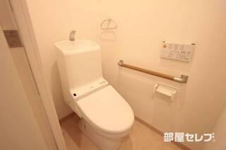 ウォシュレットつきの個室トイレです