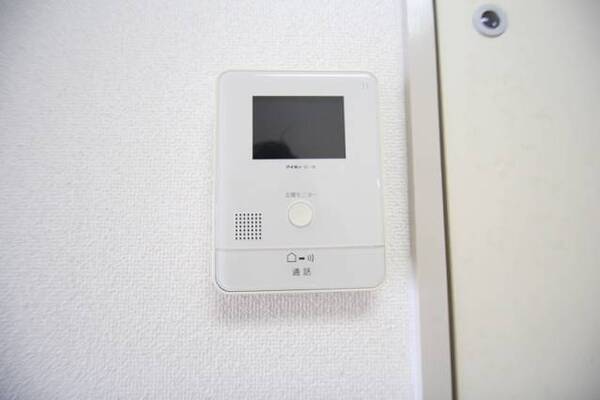 モニターホンで来客者をお知らせします。