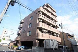 エントランスがおしゃれな外観です。
