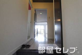 玄関から見てもキレイですね。他号室の写真です。