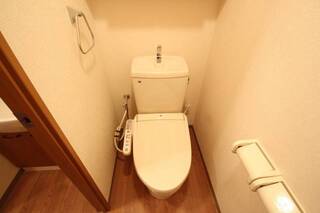 ウォシュレット付きのお手洗いです。同タイプの部屋です。