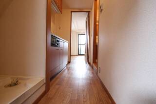 玄関から見ても明るいですね。同タイプの部屋です。