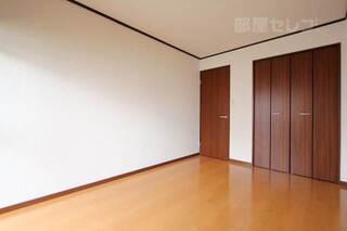 別の部屋の内装写真を参照