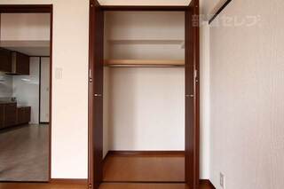 別の部屋の内装写真を参照