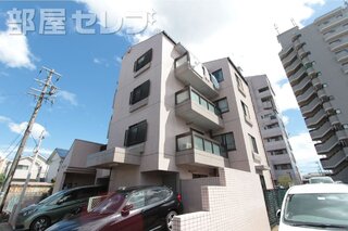 タイル貼りの立派なマンションです。