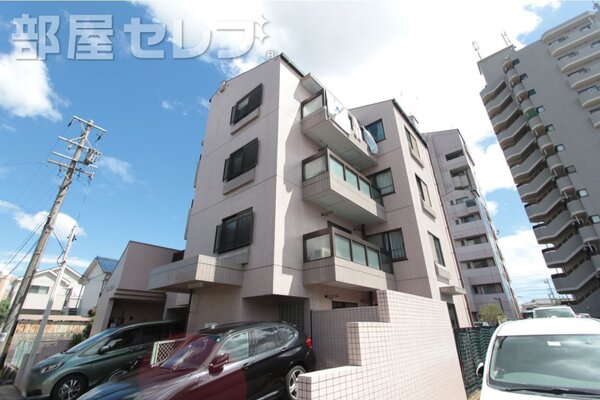 タイル貼りの立派なマンションです。