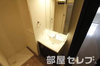 大きな鏡の洗髪洗面化粧台。