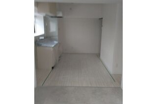 キッチンに窓のある明るいLDKです。