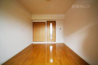 ちょっと広めのお部屋です。