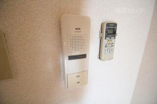 インターホンで来客時に確認ができます。