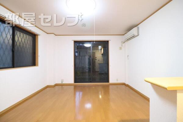9.5帖の広々洋室。
