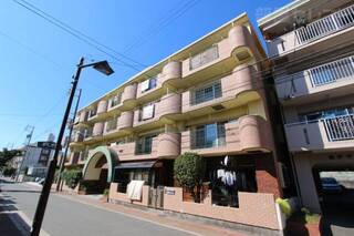 タイル貼りの外観。