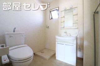 窓付きのバスルームです。