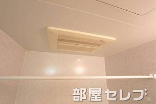 浴室乾燥機付き。
