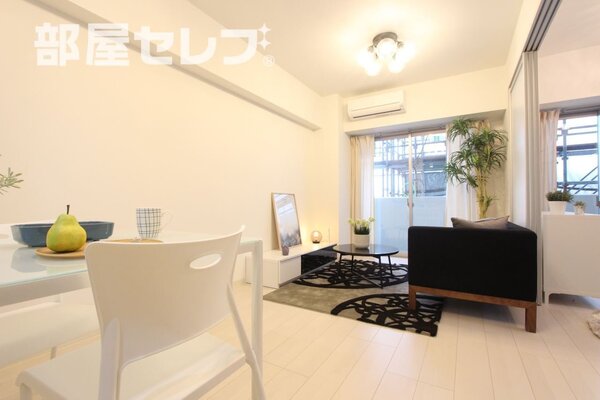 303号室のモデルルームの写真です。