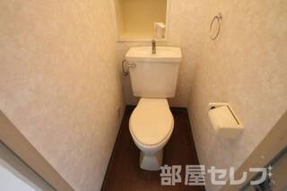トイレにも棚が付いてます。