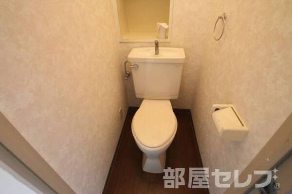 トイレにも棚が付いてます。
