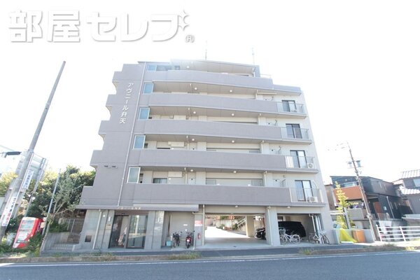 どっしり構えた外観です。