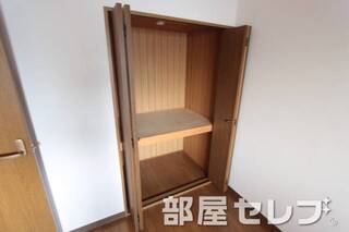 奥行きのある収納。