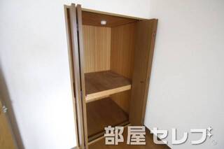 奥行きのある収納。