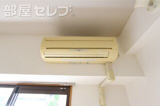 居室にエアコンついてます。
