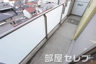 広いバルコニーで洗濯沢山干せます。