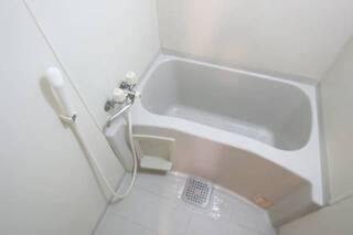 綺麗なシャワー付きバス。他号室の写真です。