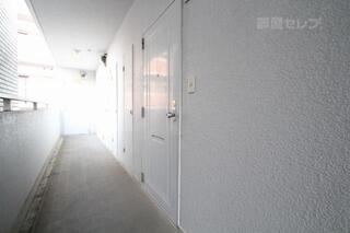 シンプルなデザインのドア。