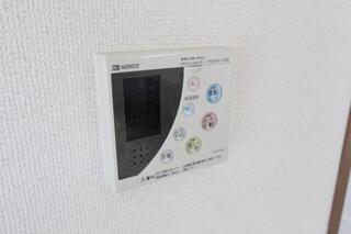 給湯パネルで温度調整できます。
