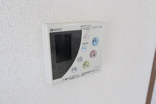 給湯パネルで温度調整できます。