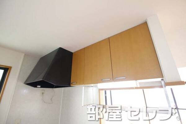 キッチン上部収納。