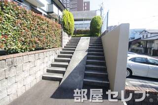 一段上がります。