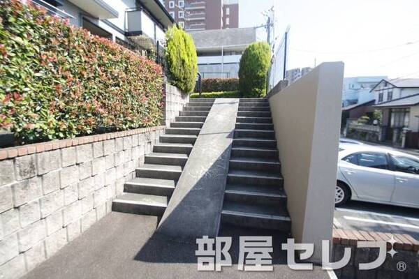 一段上がります。