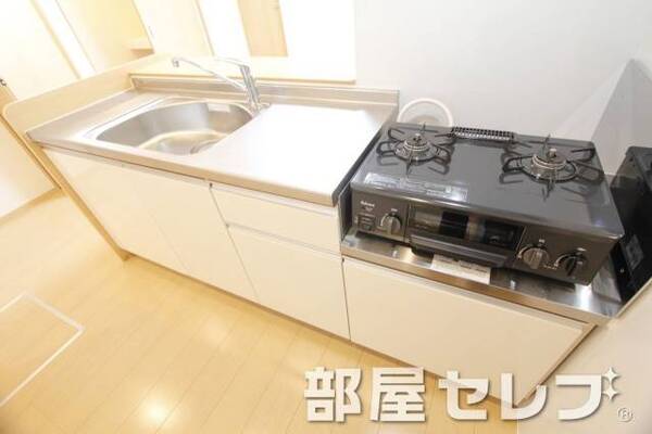 段落ちキッチン。
