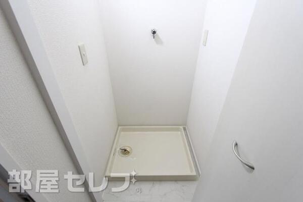 扉付きの洗濯置場ですよ