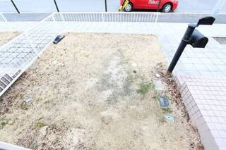 奥行きのある専用庭には雨水口があります。