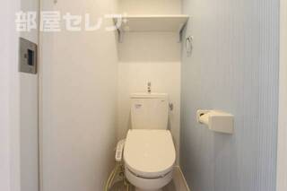 収納棚付き綺麗なトイレです。