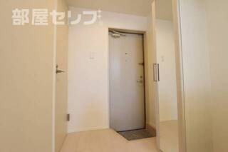玄関に鏡つきのシューズボックスあります。