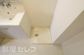 洗濯機置き場は洗面所の横です。