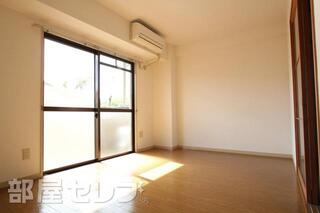 部屋が明るく生活しやすいです。