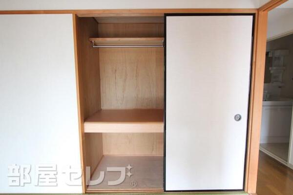 収納たっぷりの洗面完備です。