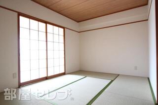明りのたっぷり入る明るい和室です。
