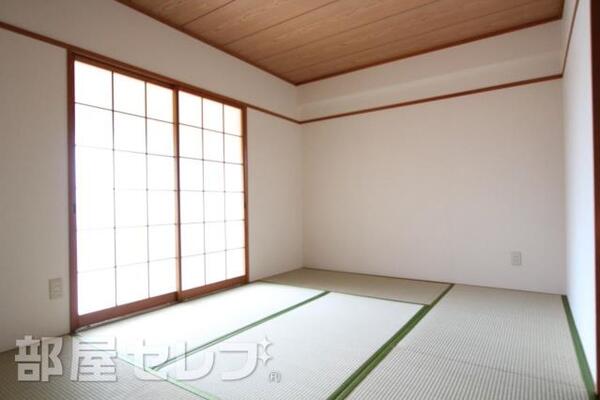 明りのたっぷり入る明るい和室です。
